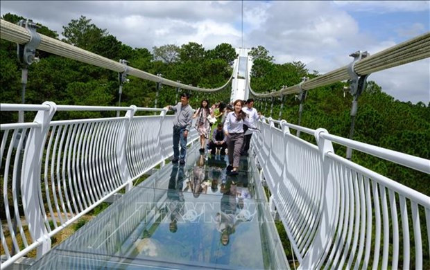 First Da Lat glass bridge opens hinh anh 1