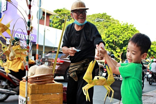 Họa sĩ già gác cọ, ra hè phố dùng lá dừa ‘bán vé về tuổi thơ’