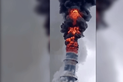 Khoảnh khắc tháp khử lưu huỳnh của nhà máy nhiệt điện bốc cháy dữ dội và đổ sập