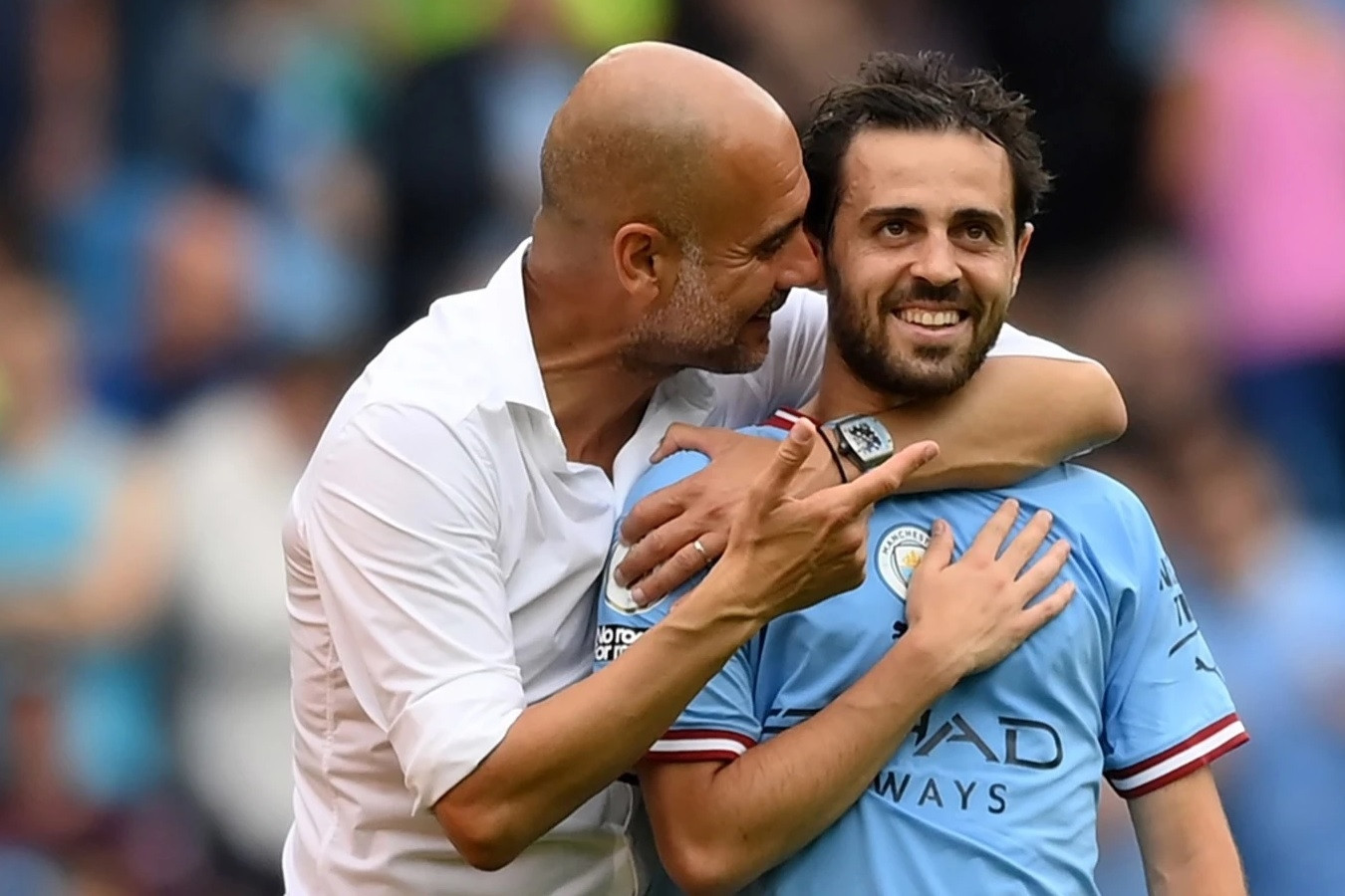 Pep báo tin xấu John Stones, chờ Bernardo Silva 'giải cứu' Man City