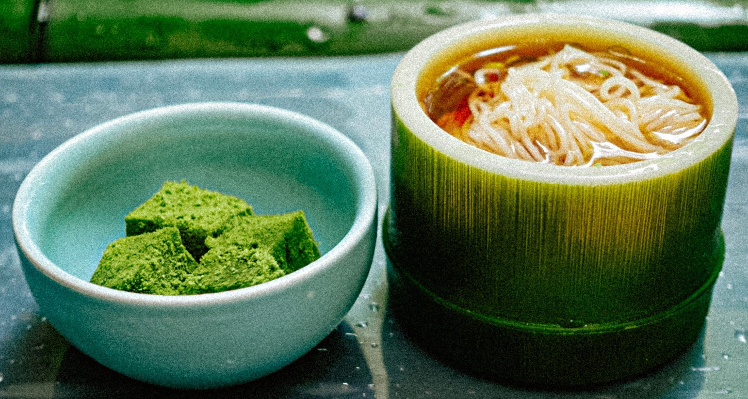 日本の奇妙な竹パスタ店、ベトナム人客は楽しむために「番号をもらう」ために3時間待つ