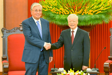 Tổng Bí thư, Thủ tướng và Chủ tịch Quốc hội tiếp Tổng thống Kazakhstan