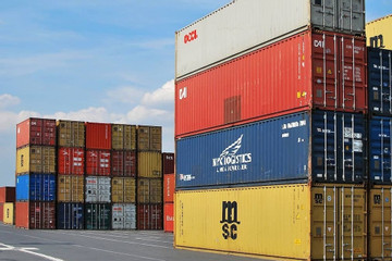 Vì sao các container vận chuyển hàng hóa lại có nhiều màu sắc khác nhau?