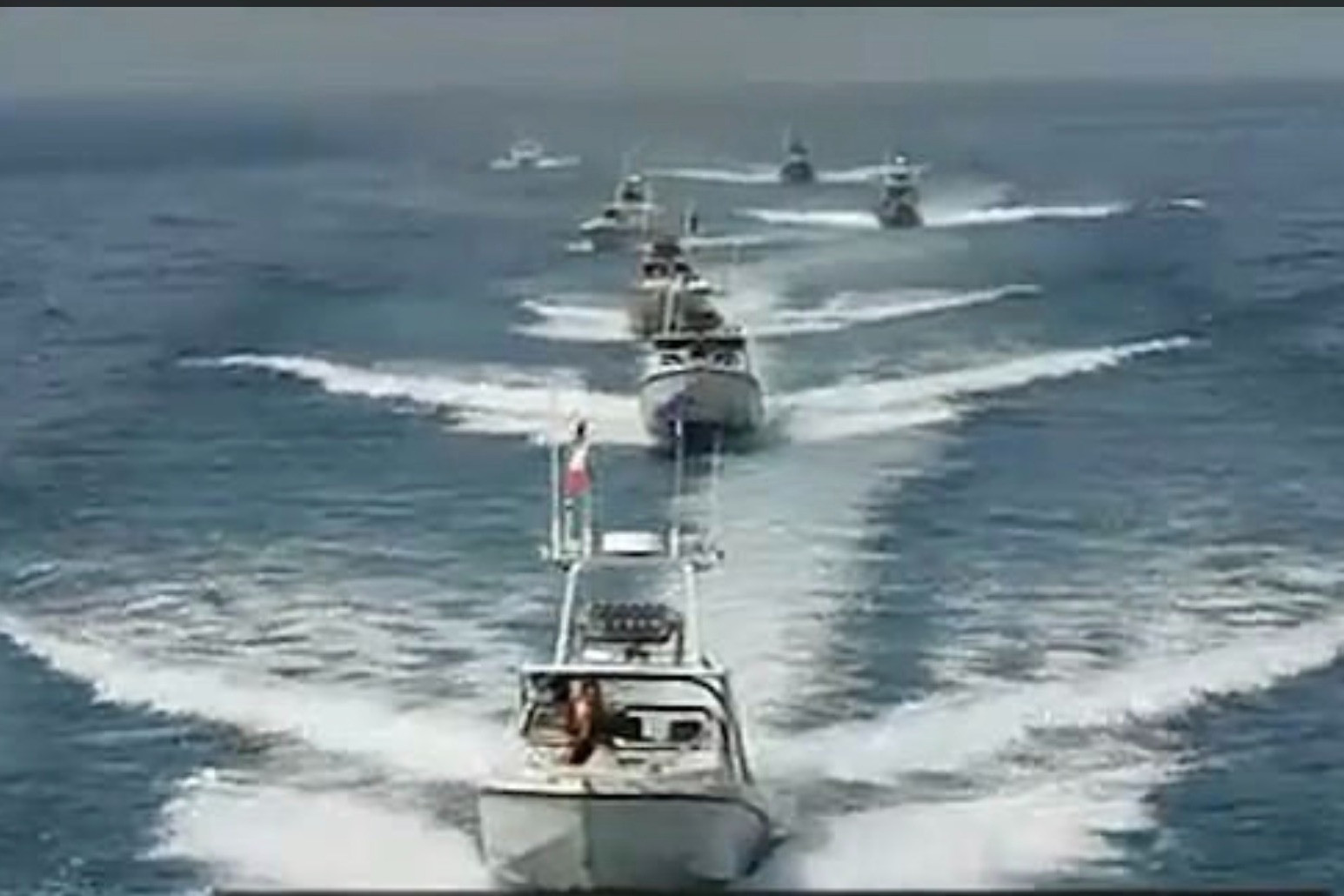 Video hàng chục UAV và xuồng cao tốc của Iran vây quanh 2 tàu chiến Mỹ