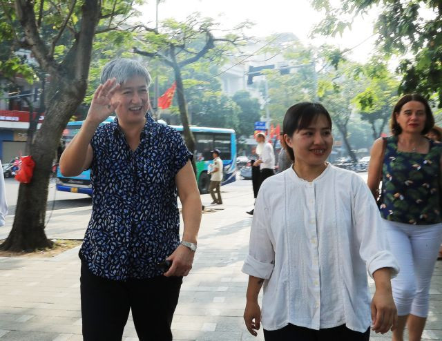 Australian foreign minister enjoys walk around Hoan Kiem Lake, coffee in Hanoi