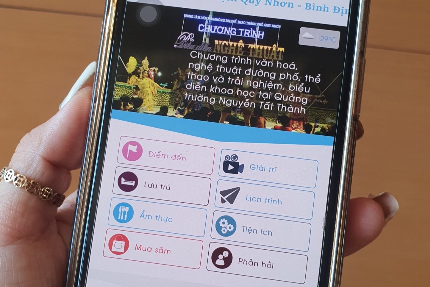 Chỉ một thao tác quét mã QR, du khách dễ dàng chọn điểm ăn chơi ở Bình Định