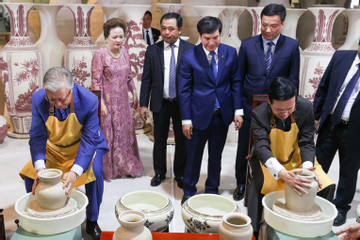 Chủ tịch nước Võ Văn Thưởng và Tổng thống Kazakhstan thử tài làm Gốm Chu Đậu