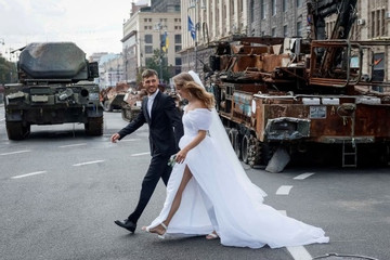Chùm ảnh Ukraine trưng bày dàn khí tài Nga trên đường phố Kiev