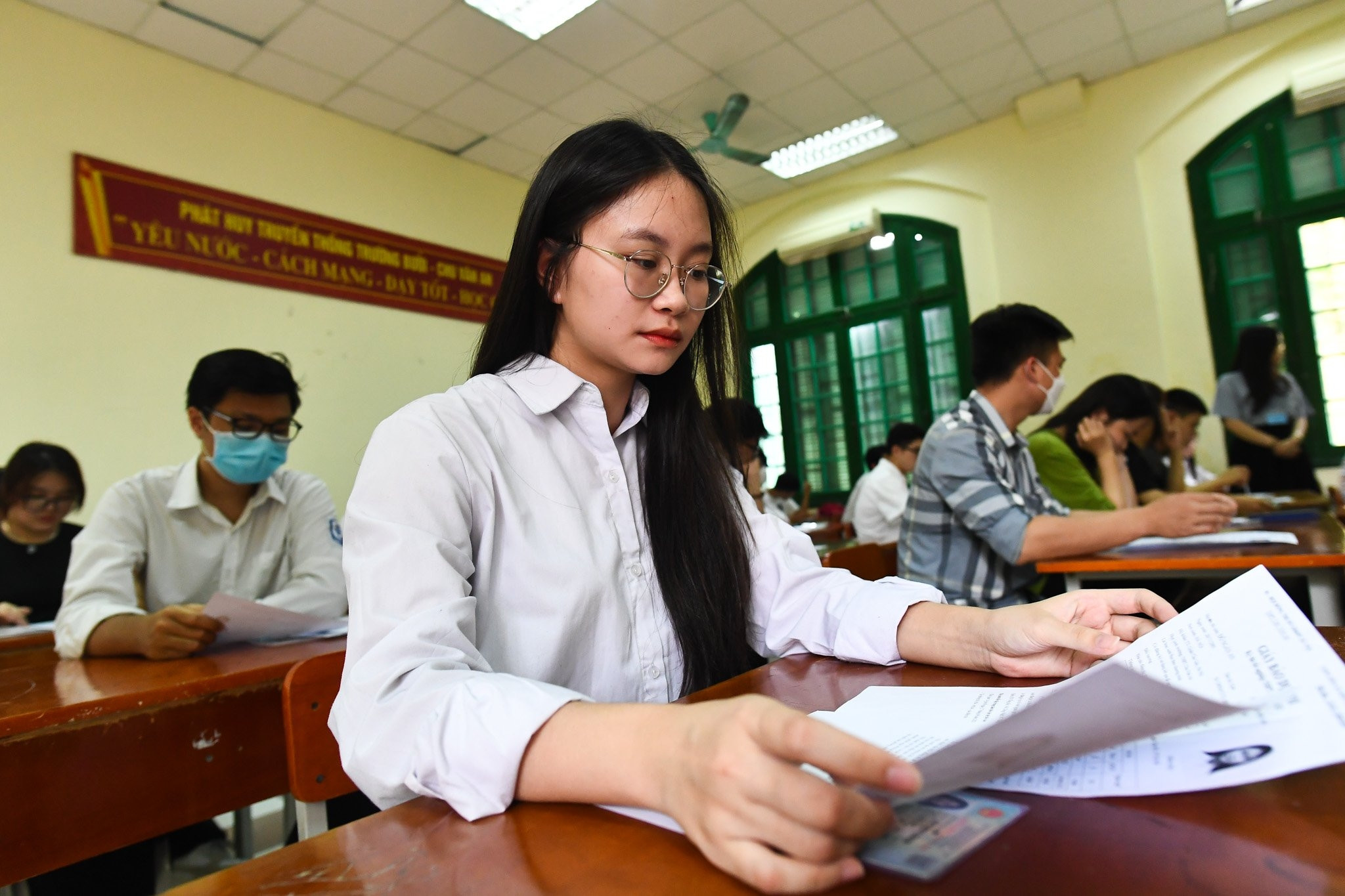 Cảm động mẹ cụt tay, khoèo chân chăm con nhỏ ở Hà Nội