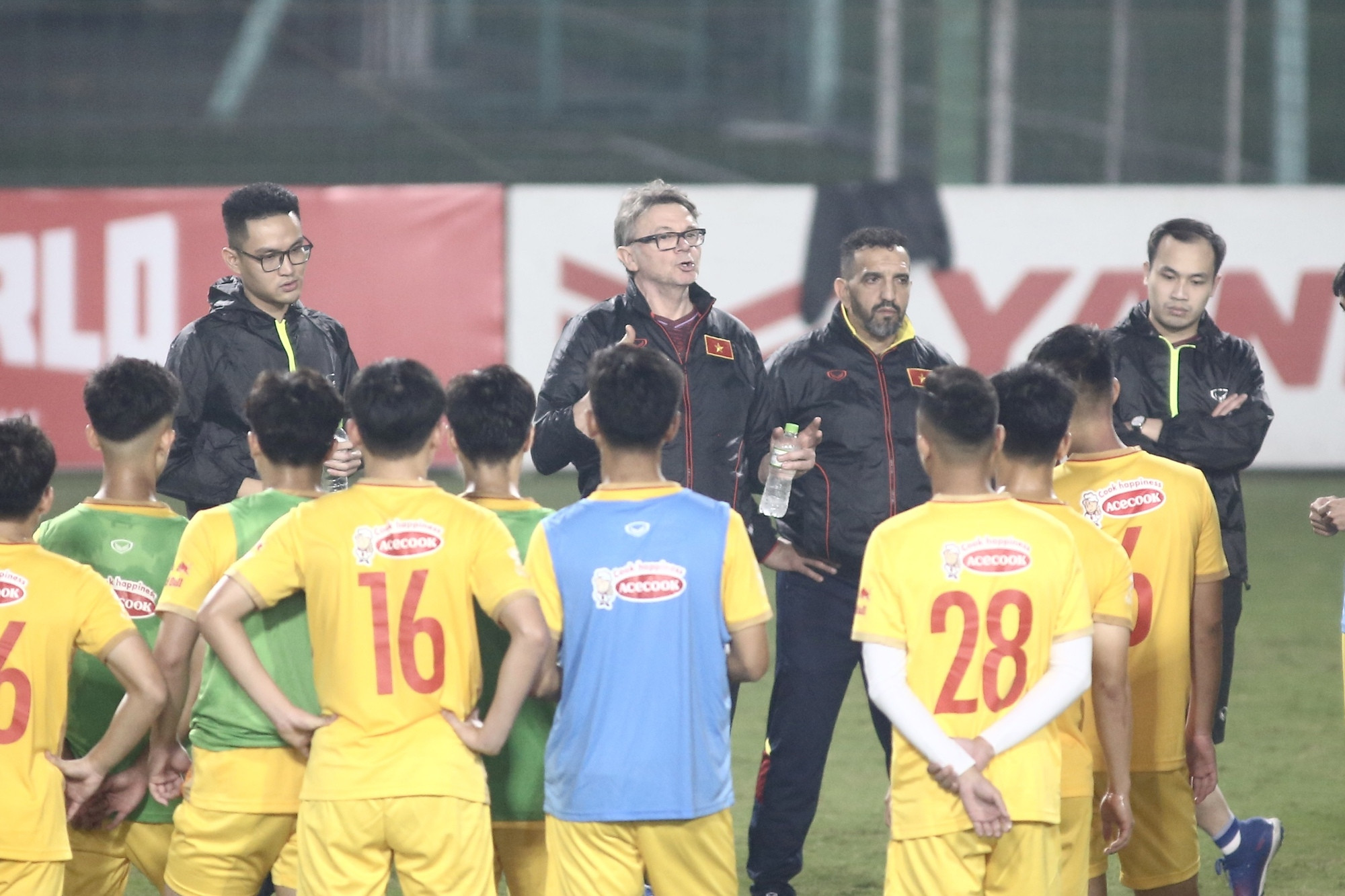 HLV Philippe Troussier gọi nhiều 'gương mặt lạ' lên U23 Việt Nam 'xịn'