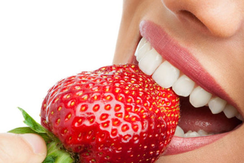 Làm trắng răng tự nhiên nhờ các thực phẩm quen thuộc trong cuộc sống