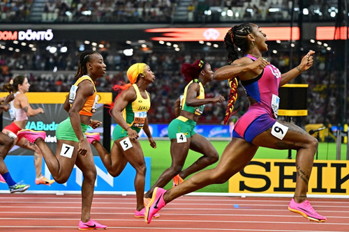 Nữ VĐV Mỹ đánh bại huyền thoại Jamaica, phá kỷ lục chạy 100m