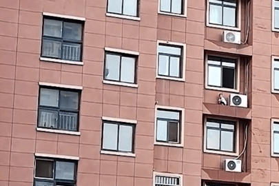 Thót tim cảnh bé trai trèo ra ngoài cửa sổ chung cư để chơi trốn tìm