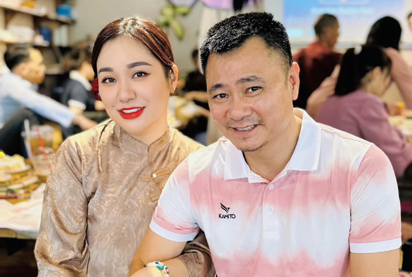 NSND Tự Long đăng ảnh ngọt ngào bên vợ, Văn Mai Hương nóng bỏng với bikini