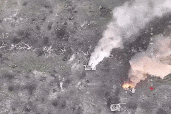 Video pháo binh Ukraine tập kích đoàn xe tăng Nga ở gần Bakhmut