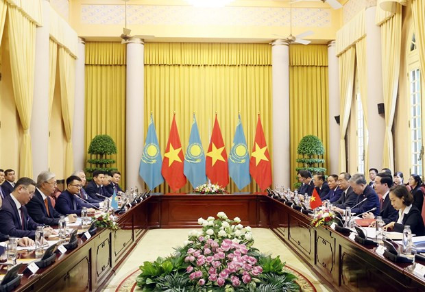 Vietnamese, Kazakh Presidents seek measures to forge cooperation hinh anh 1