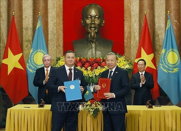 Vietnamese, Kazakh Presidents seek measures to forge cooperation hinh anh 2