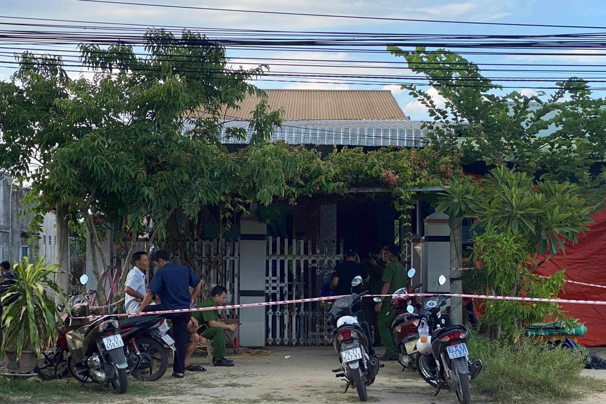 Bản tin chiều 23/8: 4 mẹ con tử vong, người chồng nằm gục trong nhà ở Khánh Hòa