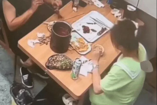 Cô gái bày trò để ăn miễn phí ở nhiều nơi, camera phát hiện sự thật gây sốc