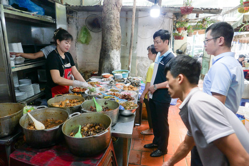 Cơm bụi vỉa hè đắt 'nhất nhì' Hà Nội, gần 200.000 đồng/suất khách vẫn chật kín