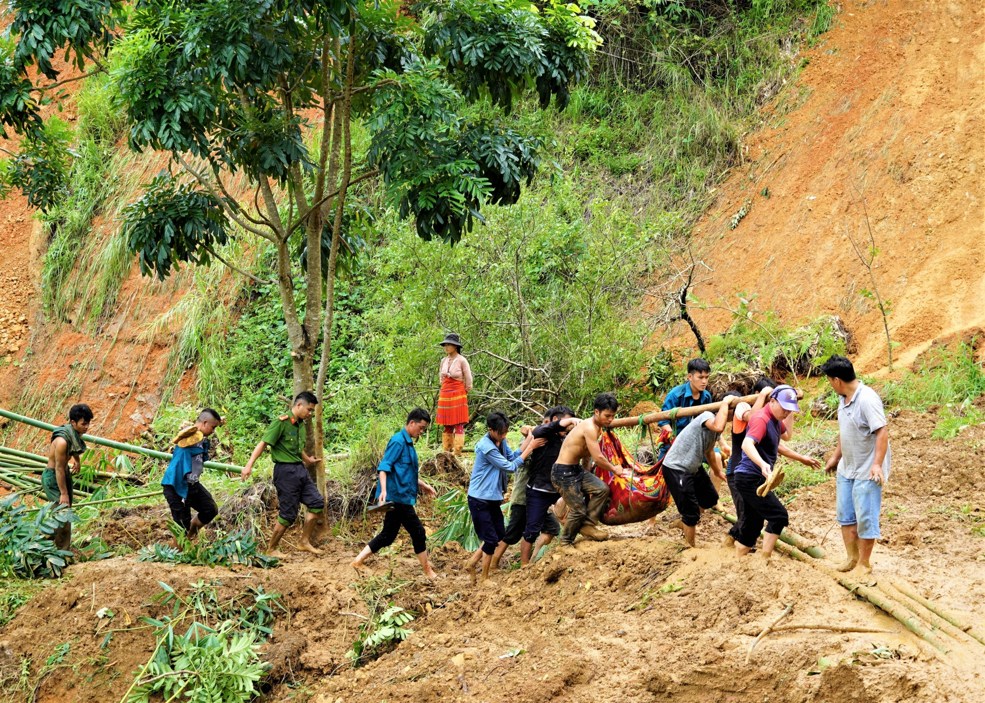 Cứu thành công nam thanh niên bị lũ cuốn trôi