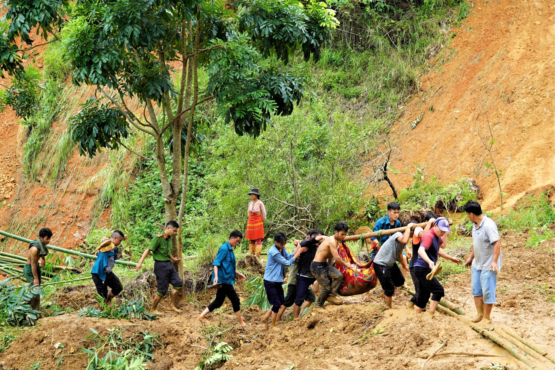 Cứu thành công nam thanh niên bị lũ cuốn trôi