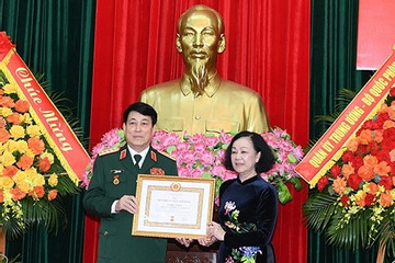Đại tướng Lương Cường nhận huy hiệu 45 năm tuổi Đảng