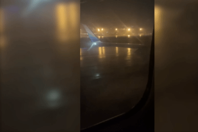 Boeing 737 toé lửa khi hạ cánh, càng đáp đâm thủng cánh máy bay