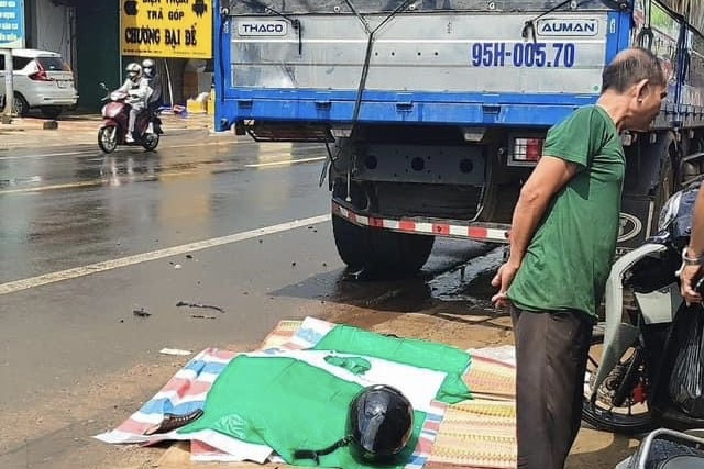 Tông vào đuôi ô tô tải, người đàn ông tử vong