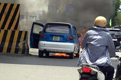 Ô tô con bốc cháy giữa ngã tư ở Hà Nội khi vừa kích điện ắc quy