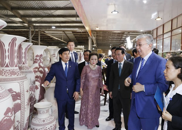 Vietnamese, Kazakh leaders visit ancient pottery village hinh anh 1