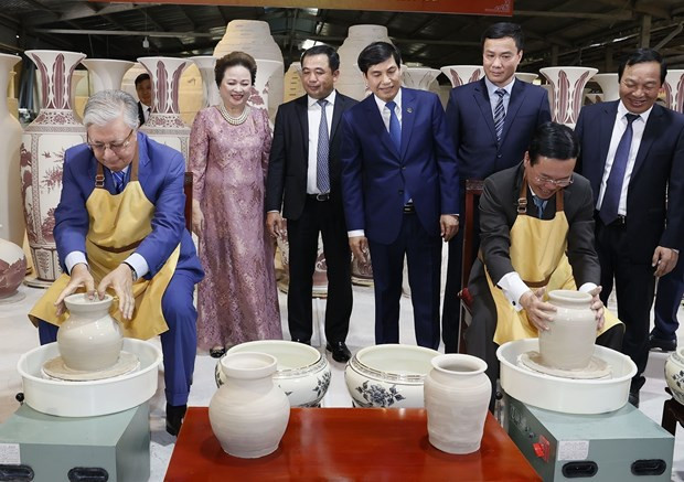 Vietnamese, Kazakh leaders visit ancient pottery village hinh anh 2