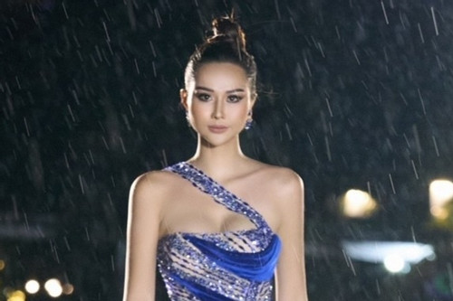 Á hậu Phương Thanh gây ấn tượng khi đội mưa diễn thời trang