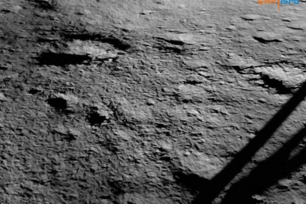 Khoảnh khắc tàu vũ trụ Ấn Độ hạ cánh thành công xuống mặt trăng
