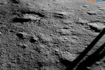 Khoảnh khắc tàu vũ trụ Ấn Độ hạ cánh thành công xuống mặt trăng