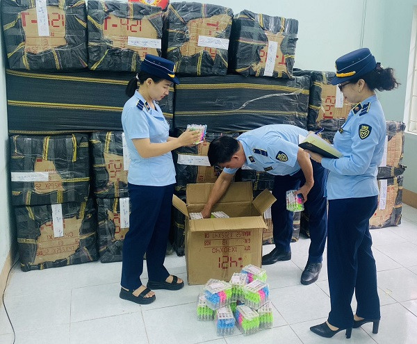 Phát hiện 45 thùng cát tông chứa kẹo đồ chơi trẻ em không rõ nguồn gốc - Ảnh 2.