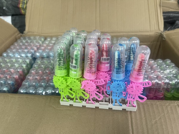 Phát hiện 45 thùng cát tông chứa kẹo đồ chơi trẻ em không rõ nguồn gốc - Ảnh 3.