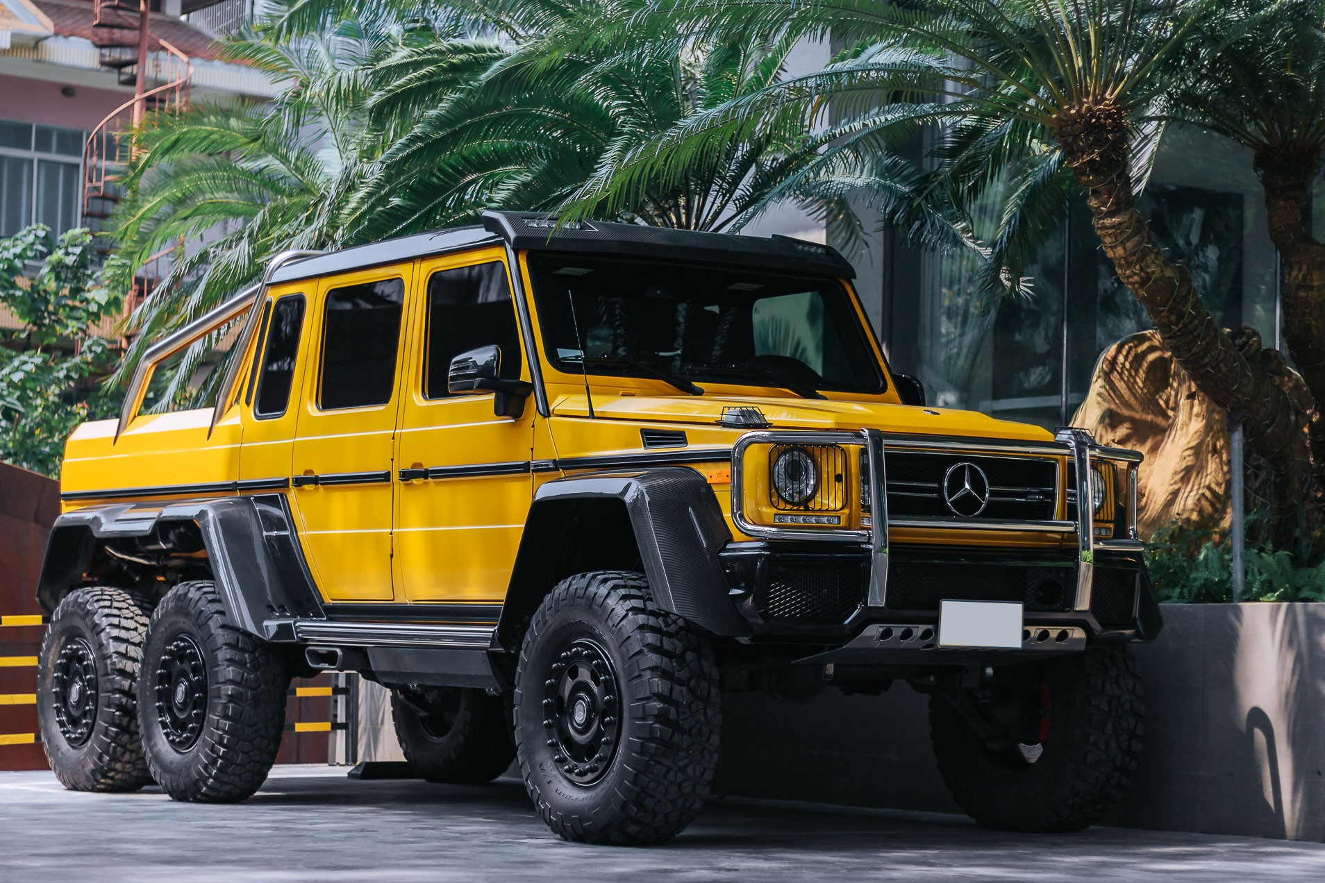 Siêu bán tải Mercedes-AMG G 63 6×6 giá triệu đô biển Lào trên đường phố Việt