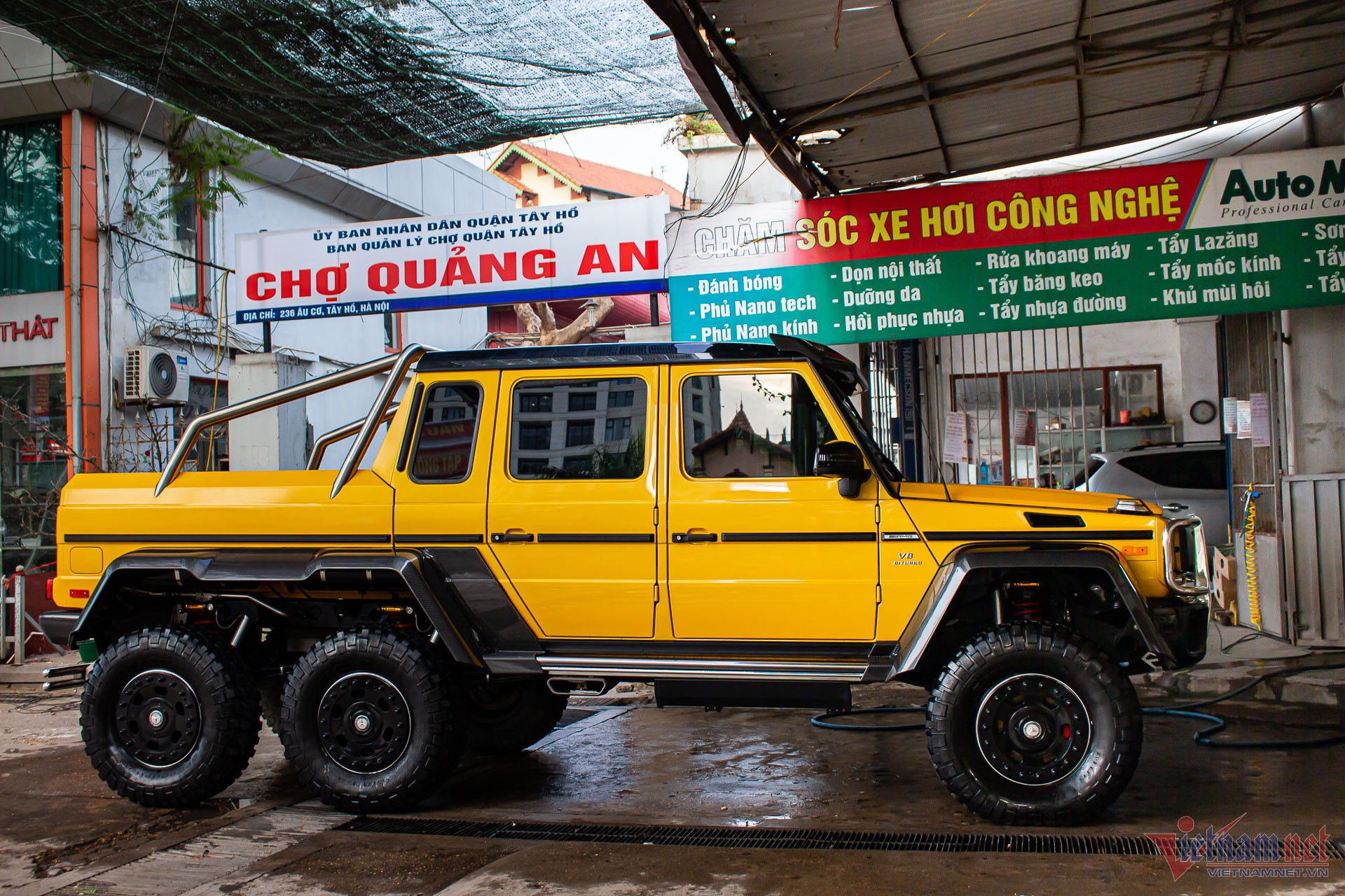 Siêu bán tải Mercedes-AMG G 63 6×6 giá triệu đô biển Lào trên đường phố Việt
