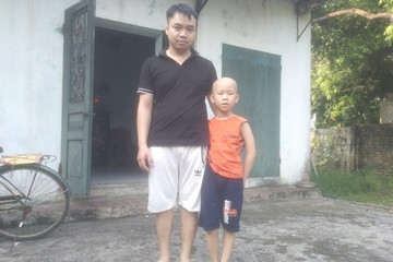 Bé Phạm Minh Khang bị ung thư hạch đã được xuất viện về nhà đi học cùng các bạn