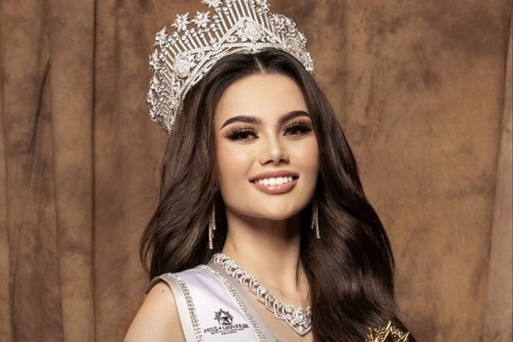 Dàn hoa hậu rực rỡ ở sân bay, lên đường đến El Salvador thi Miss Universe 2023