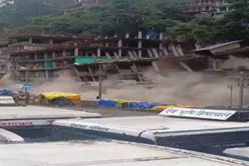 Khoảnh khắc hàng loạt công trình ở Ấn Độ đổ sập do lở đất