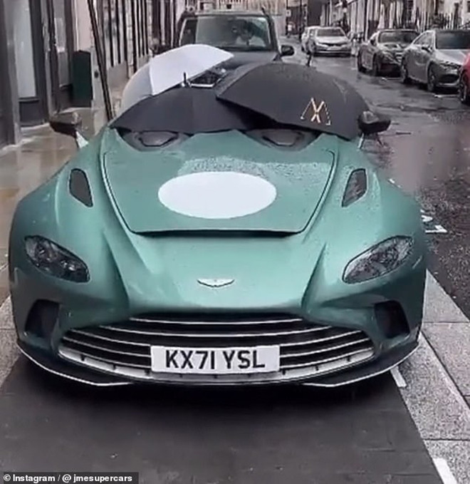 Siêu xe mui trần Aston Martin phải che ô khi gặp mưa: Người giàu cũng 'khóc'