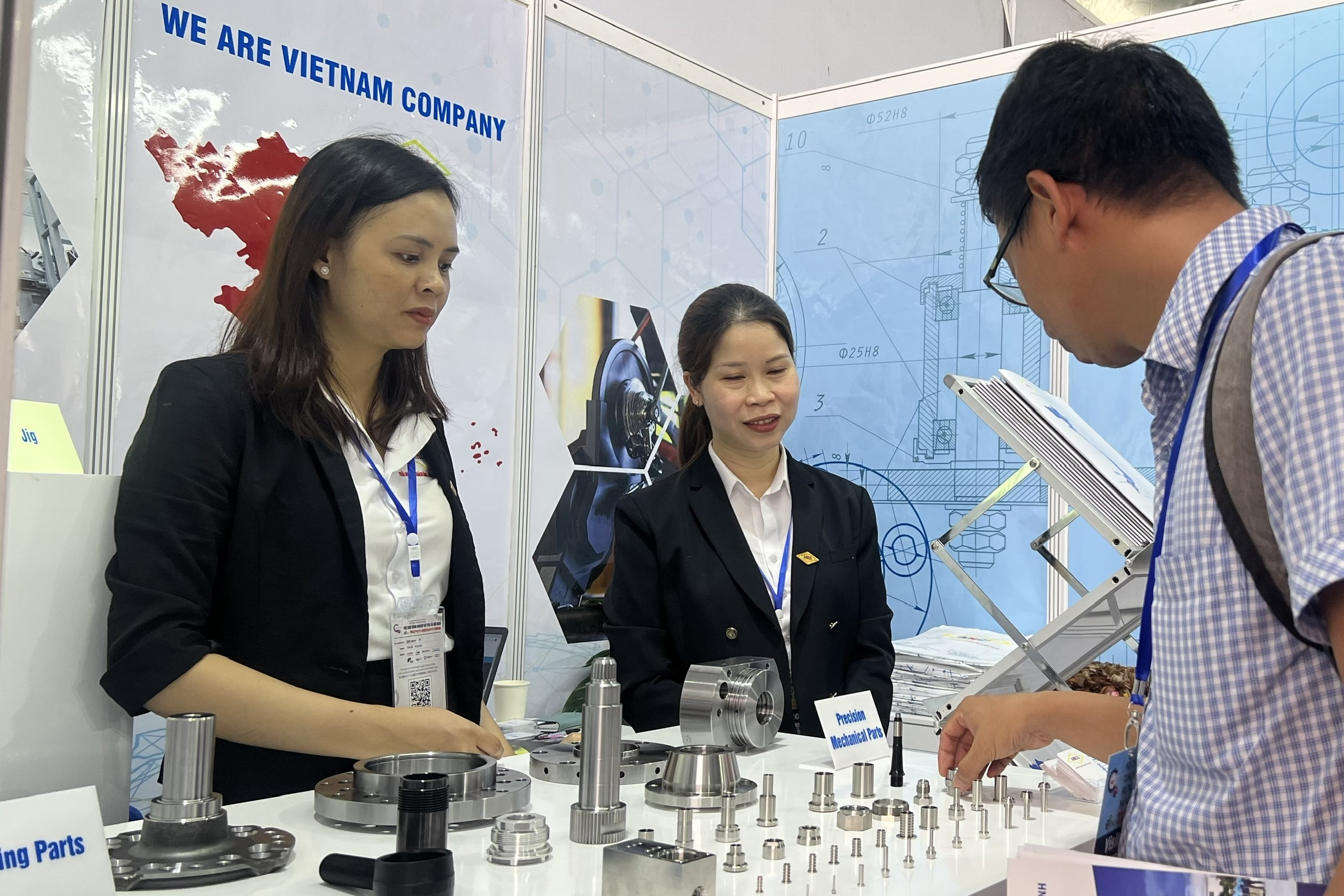 Nếu chỉ gia công linh kiện kiểu “bán sắt ăn tiền”, lợi nhuận rất thấp