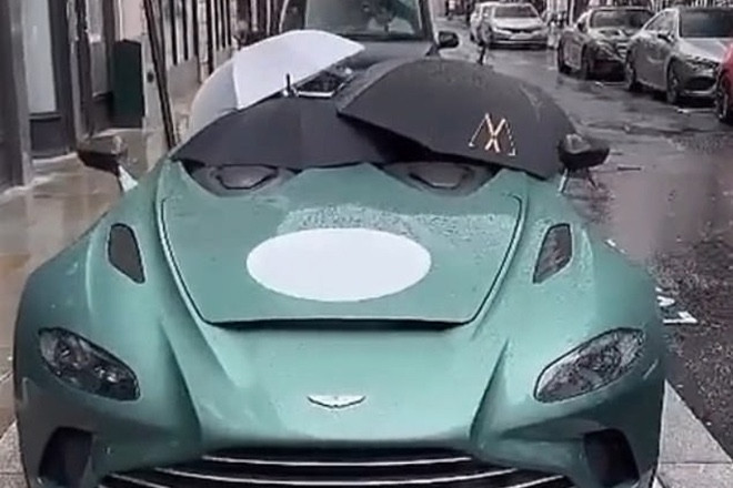 Siêu xe mui trần Aston Martin phải che ô khi gặp mưa: Người giàu cũng 'khóc'