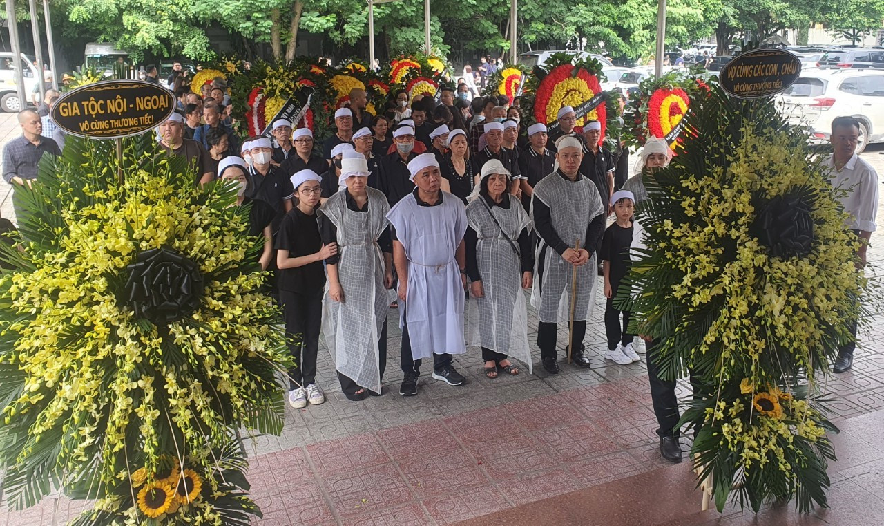 Tiễn biệt nhà thơ, họa sĩ 'guốc mộc' NSND Lê Huy Quang ảnh 2