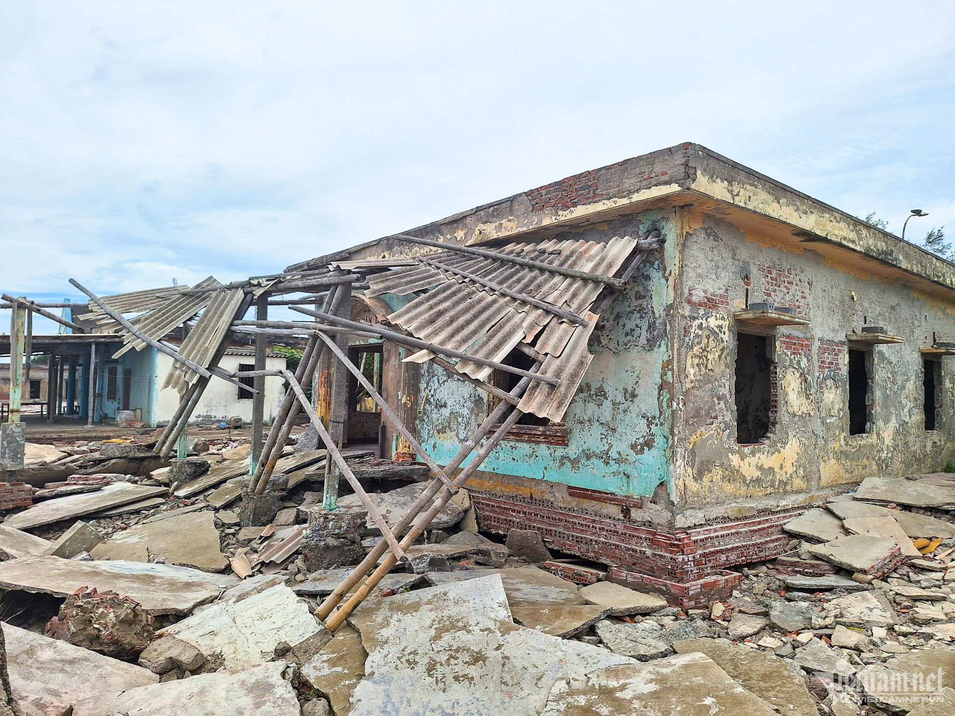 Kè biển Nam Định sạt lở nghiêm trọng, loạt công trình dịch vụ bị sóng phá vỡ