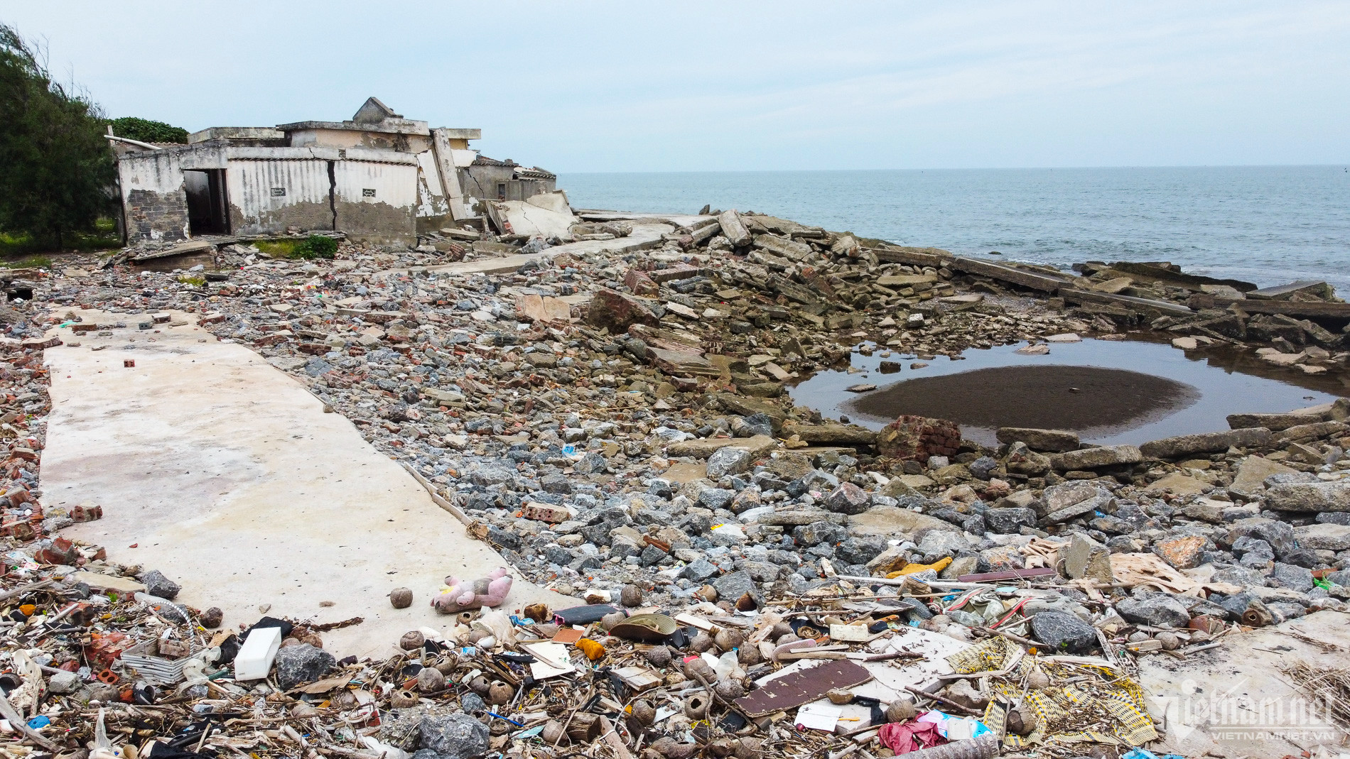 Kè biển Nam Định sạt lở nghiêm trọng, loạt công trình dịch vụ bị sóng phá vỡ