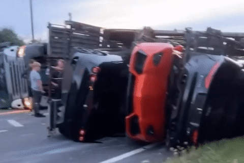 Container chở dàn siêu xe 'khủng' bị lật ra đường