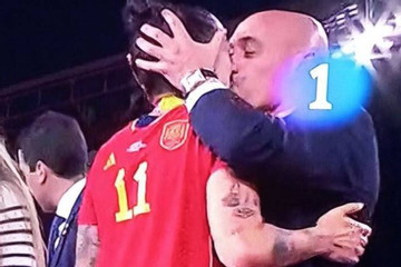 FIFA phạt nặng Chủ tịch LĐBĐ Tây Ban Nha cưỡng hôn nữ cầu thủ